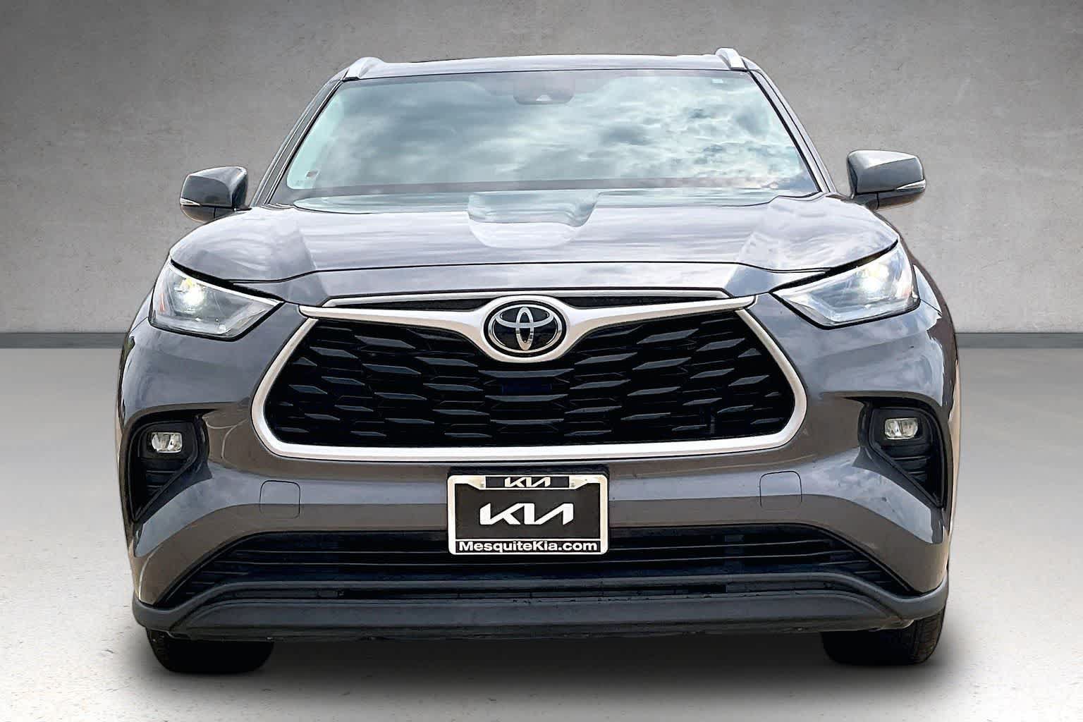 Used 2021 Toyota Highlander XLE AWD/4WD image 6