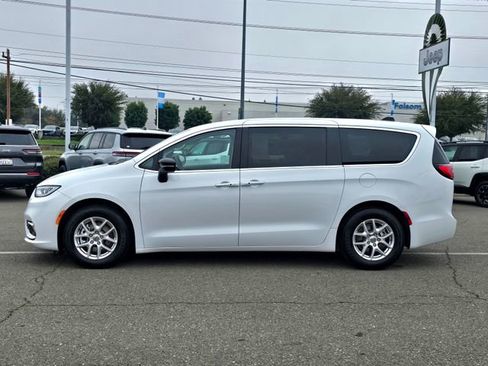 Certified 2024 Chrysler Pacifica Touring-L image 8