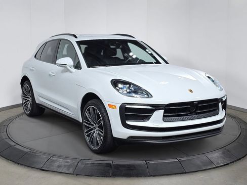 Certified 2025 Porsche Macan AWD/4WD image 9
