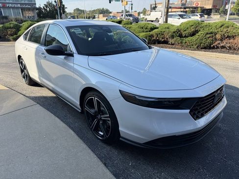 Used 2025 Honda Accord Sport image 3