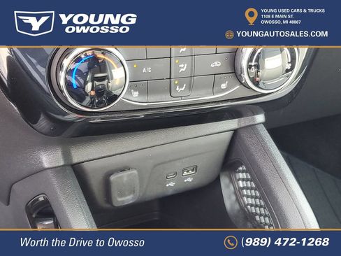 Used 2024 Chevrolet TrailBlazer LT w/ LT Cold Weather Package FWD image 17