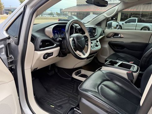 Used 2018 Chrysler Pacifica Limited FWD image 12