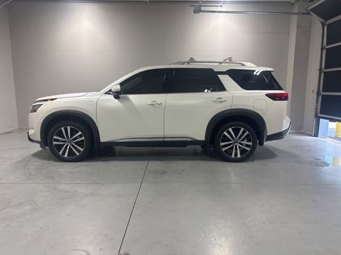 Used 2024 Nissan Pathfinder Platinum FWD image 11