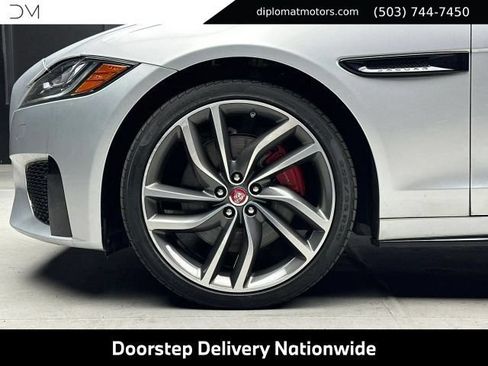 Used 2018 Jaguar XF S RWD image 40