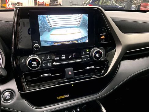 Used 2023 Toyota Highlander XLE AWD/4WD image 27