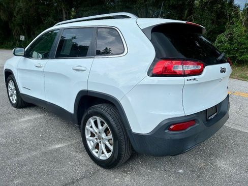 Used 2017 Jeep Cherokee Latitude FWD image 3