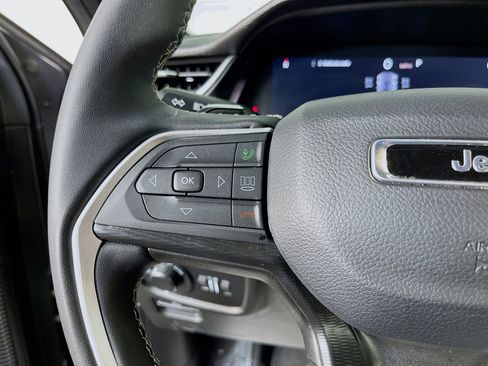 Used 2025 Jeep Grand Cherokee Laredo X w/ Luxury Tech Group I RWD image 14