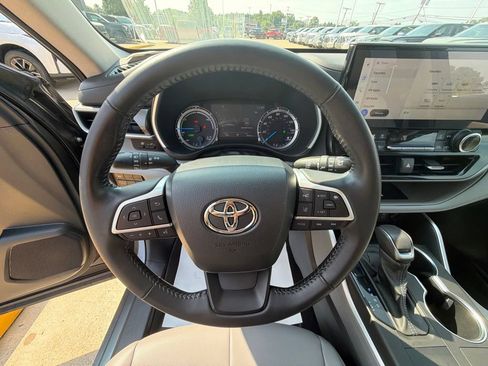 Used 2023 Toyota Highlander XLE AWD/4WD image 13