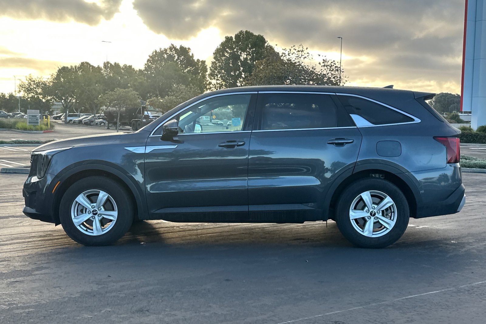 Used 2024 Kia Sorento LX FWD image 7