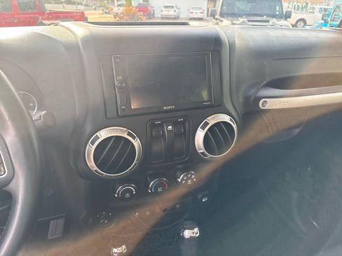 Used 2017 Jeep Wrangler Sahara w/ Connectivity Group image 17