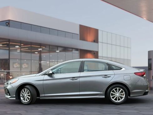 Used 2018 Hyundai Sonata SE image 2
