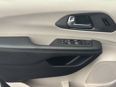 Used 2023 Chrysler Pacifica Touring-L FWD image 4