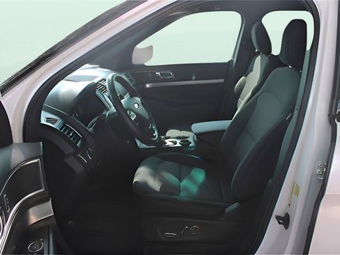 Used 2018 Ford Explorer XLT w/ Equipment Group 201A image 27