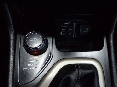 Used 2017 Jeep Cherokee Limited image 23