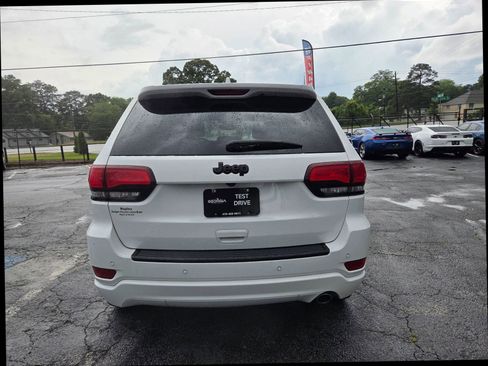 Used 2017 Jeep Grand Cherokee Altitude RWD image 5