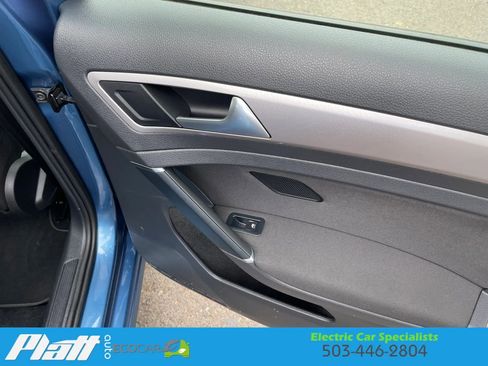 Used 2016 Volkswagen e-Golf SE w/ DC Fast Charging Package FWD image 42