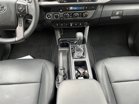 Used 2022 Toyota Tacoma TRD Off-Road w/ TRD Premium Off Road Package image 11
