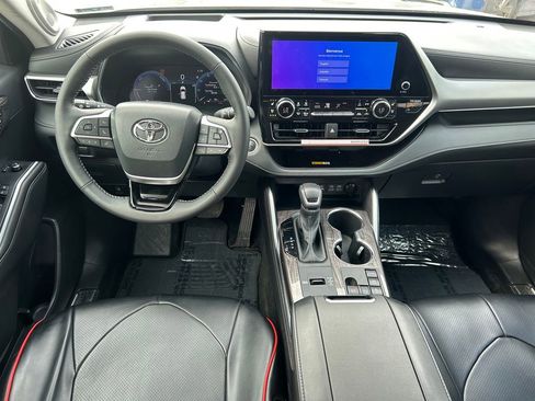 Used 2025 Toyota Highlander Platinum AWD/4WD image 21