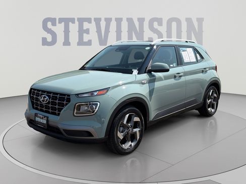 Used 2025 Hyundai Venue SEL FWD image 1