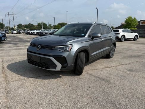 Used 2025 Volkswagen Taos SE FWD image 6