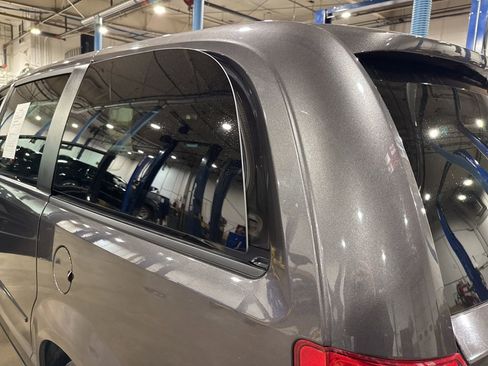 Used 2017 Dodge Grand Caravan SE image 16