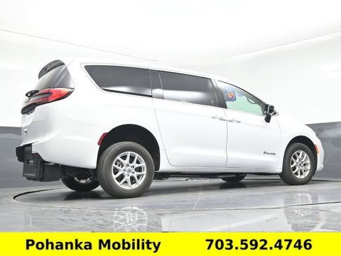 Used 2024 Chrysler Pacifica Touring-L FWD image 17