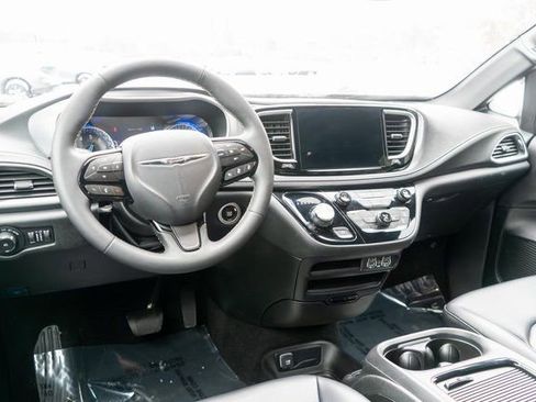 Used 2023 Chrysler Pacifica Touring-L w/ S Appearance Package image 14