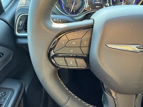 Used 2025 Chrysler Pacifica Limited FWD image 18