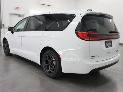 Used 2024 Chrysler Pacifica Limited FWD image 6