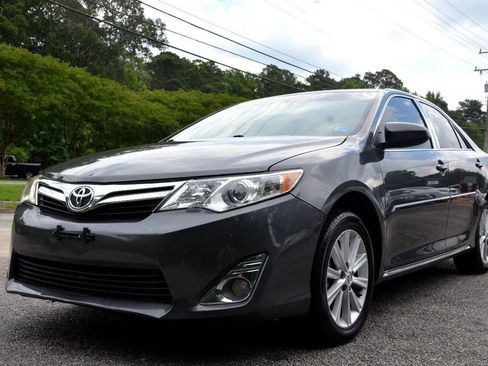 Used 2014 Toyota Camry XLE w/ Leather Package FWD image 2