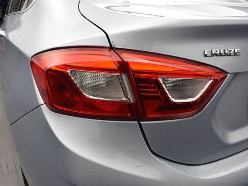 Used 2017 Chevrolet Cruze LT image 7