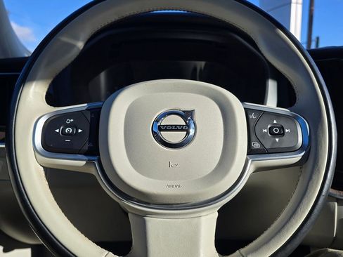 Used 2022 Volvo XC60 B5 Momentum AWD/4WD image 25