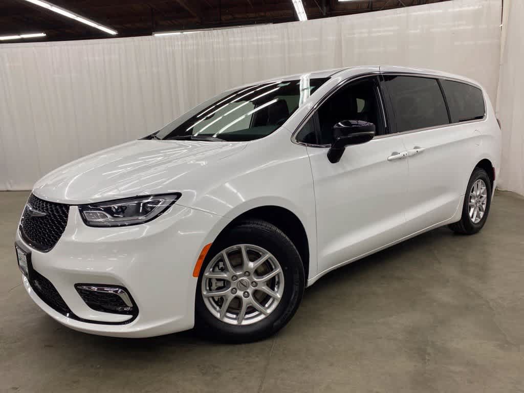 Used 2025 Chrysler Pacifica Select FWD image 1
