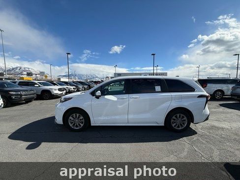Used 2025 Toyota Sienna LE image 24