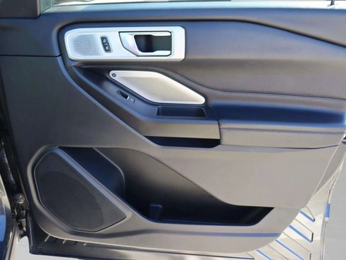 Used 2020 Ford Explorer Platinum w/ Premium Technology Package image 38