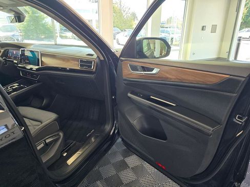 Used 2025 Volkswagen Atlas SE AWD/4WD image 43