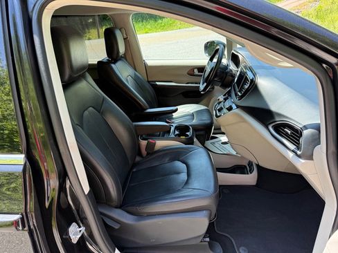 Used 2019 Chrysler Pacifica Touring-L FWD image 21