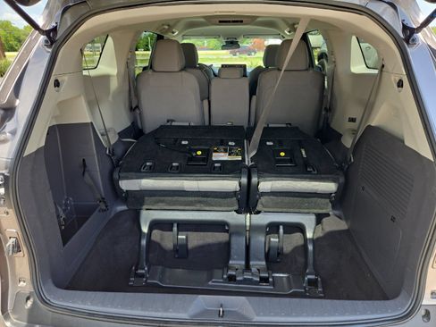 Used 2024 Toyota Sienna LE FWD image 14