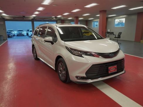 Used 2023 Toyota Sienna XLE w/ XLE Plus Package image 2