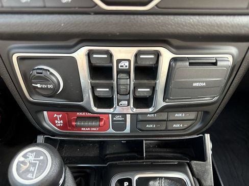 Used 2025 Jeep Wrangler Unlimited Sport AWD/4WD image 19