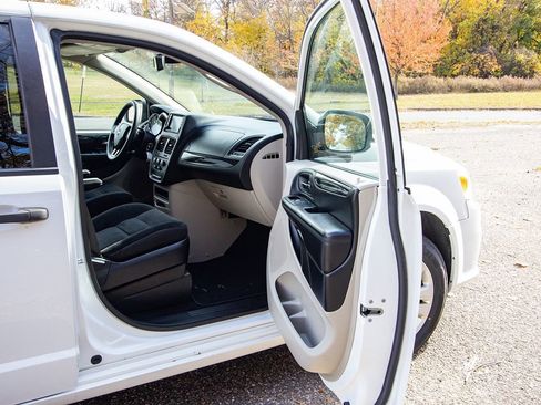 Used 2019 Dodge Grand Caravan SE w/ UConnect Hands-Free Group image 17