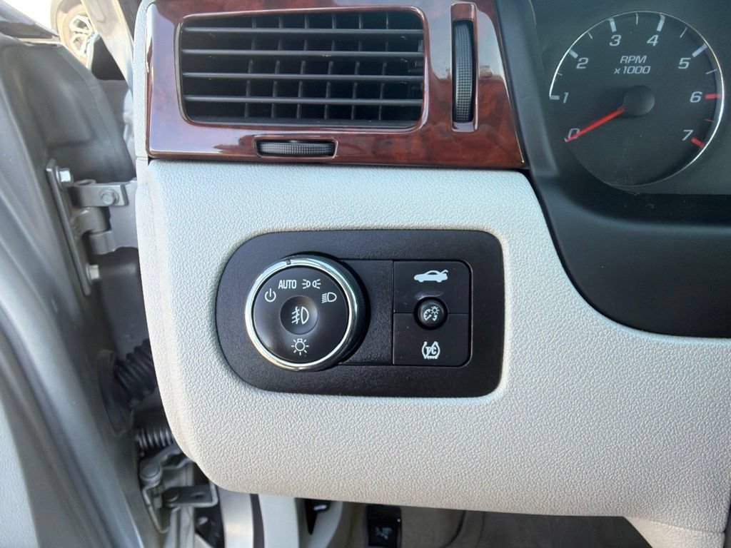Used 2009 Chevrolet Impala LTZ FWD image 22
