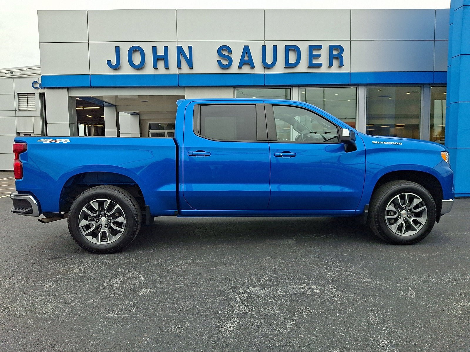 Used 2023 Chevrolet Silverado 1500 LT AWD/4WD image 7