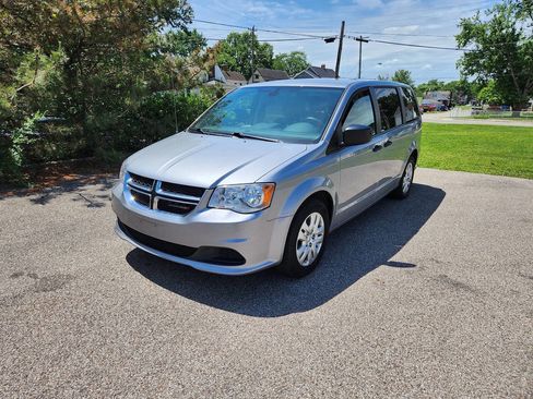 Used 2019 Dodge Grand Caravan SE FWD image 3