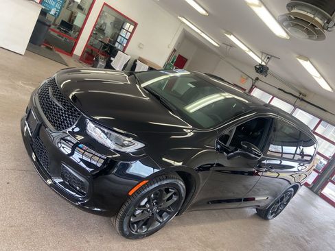 New 2026 Chrysler Pacifica Select image 4