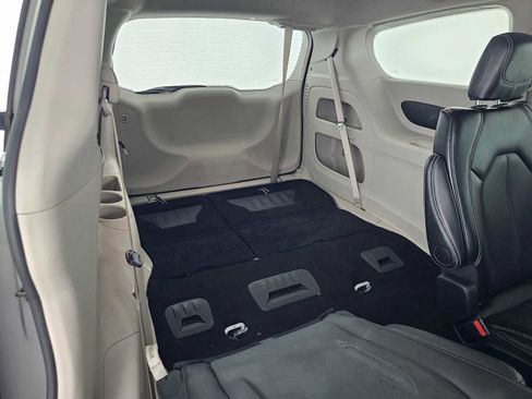 Used 2024 Chrysler Pacifica Touring-L FWD image 13