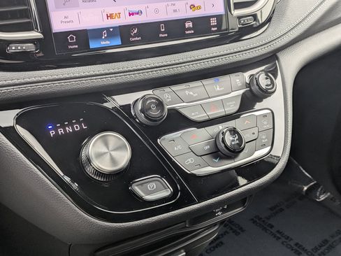 New 2026 Chrysler Pacifica Select image 13