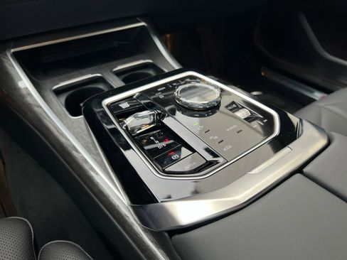 Used 2025 BMW 740i xDrive w/ Premium Package image 9