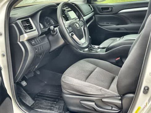Used 2018 Toyota Highlander LE FWD image 3