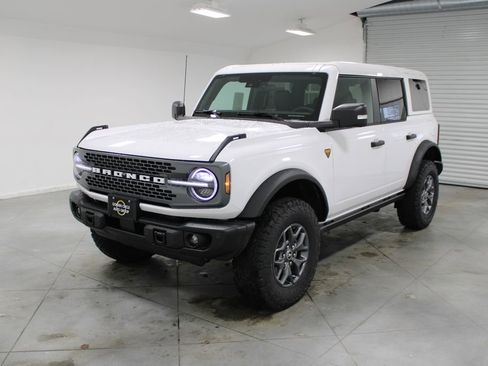 New 2025 Ford Bronco Badlands image 3